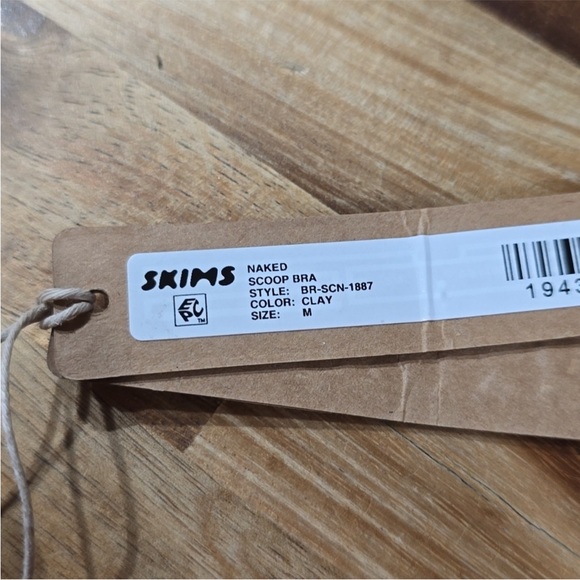 SKIMS Kim Kardashian Women's Medium Naked Scoop Bra New w/ Tags! - Picture 2 of 3